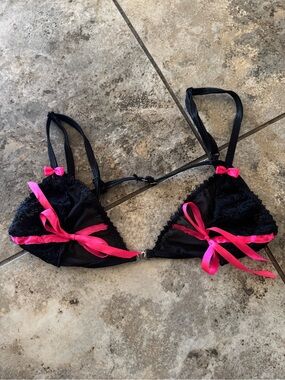 black lace bra hot pink ribbon accents central heart-shaped clasp size s/m